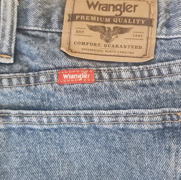 Men's Wrangler Relaxed Fit Jean Shorts Denim 42 - Picture 3 of 4